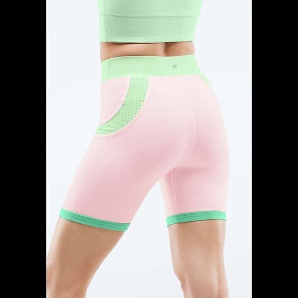 Fabletics High-Waisted Motion365® Color Block Shorts and crop top set - Picture 3 of 13